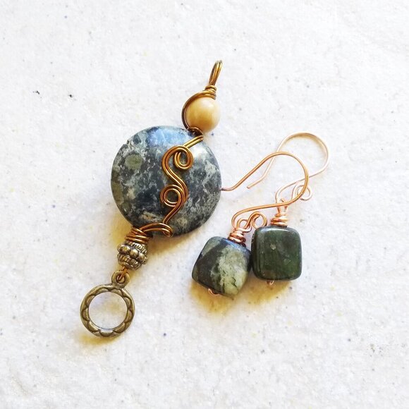 Minimalist Green Jasper Square Dangle Earrings ~ Gorgeous Hand Hammered EarWires - Picture 9 of 10